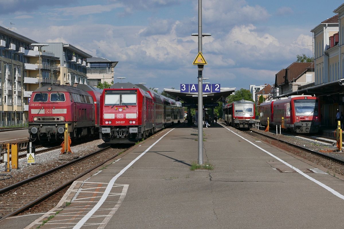 Vier von fnf Gleisen mit Bahnsteig im Bahnhof von Friedrichshafen belegt. 218 417-4 mit dem RE 4223, Stuttgart - Lindau, dessen Fahrt auf Grund einer technischen Strung vorzeitig in Friedrichshafen endete, 245 037 mit dem RE 4232, Lindau - Stuttgart, unbekannter 628/928 als RB 17768 vor seiner  langen  Fahrt von Friedrichshafen Stadt nach Friedrichshafen Hafen und zwei unbekannte 650er, die als RB 22783 von Radolfzell kommend am 23.05.2018 den Zielbahnhof erreicht haben.