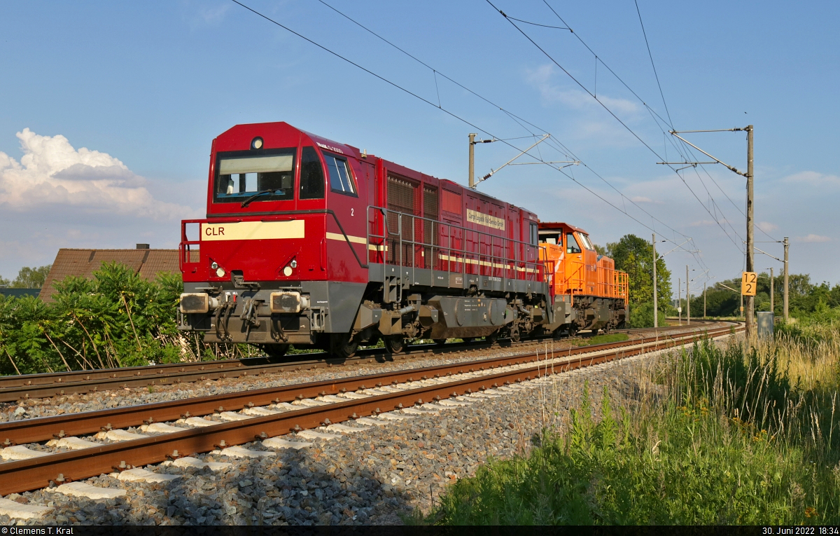 Vier Minuten auf den PbZ nach Frankfurt folgt 273 008-3 (Vossloh G 2000 BB), die zudem 271 001-0 (Vossloh G 1000 BB) mit sich führt. Am km 12,2 in Zscherben fährt das Duo Richtung Sangerhausen.

🧰 Cargo Logistik Rail Service GmbH (CLR) | northrail GmbH
🕓 30.6.2022 | 18:34 Uhr
