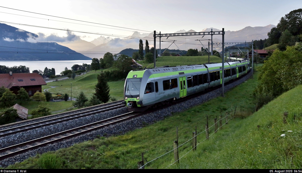 Vier RABe 535 ( Lötschberger ) sind am frühen Morgen bei Spiez (CH) unterwegs.

🧰 BLS AG
🚝 RE 4256 Brig (CH)–Spiez (CH), weiter als RE 4156 Spiez (CH)–Bern (CH)
🚩 Bahnstrecke Thun–Interlaken (Thunerseebahn | 310)
🕓 5.8.2020 | 6:54 Uhr