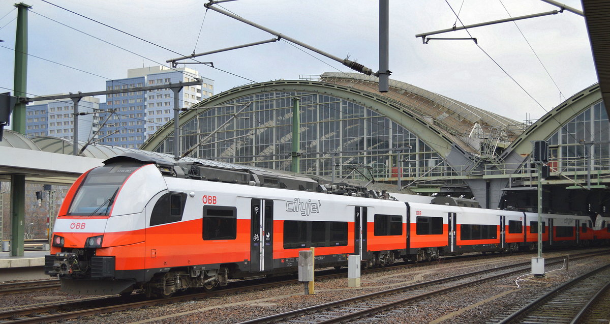 Vier von den sechs angemieteten „Cityjet“-Zügen der Baureihe 4746 vom Typ Siemens Desiro ML der ÖBB für die ODEG zwischenzeitig heute im Berliner Ostbahnhof zu sehen, 13.12.19 Bei ungünstigen Lichtverhältnissen und unter Dach im Ostbahnhof an einem trüben Schmuddeltag (ab Mittags) konnte man die Triebzüge (NVR: A-ODEG 94 81 4746 041-3/A-ODEG 94 81 7046 051-3/A-ODEG 94 81 4745 551-2) im Bild und zwei weitere vom Näheren betrachten.
