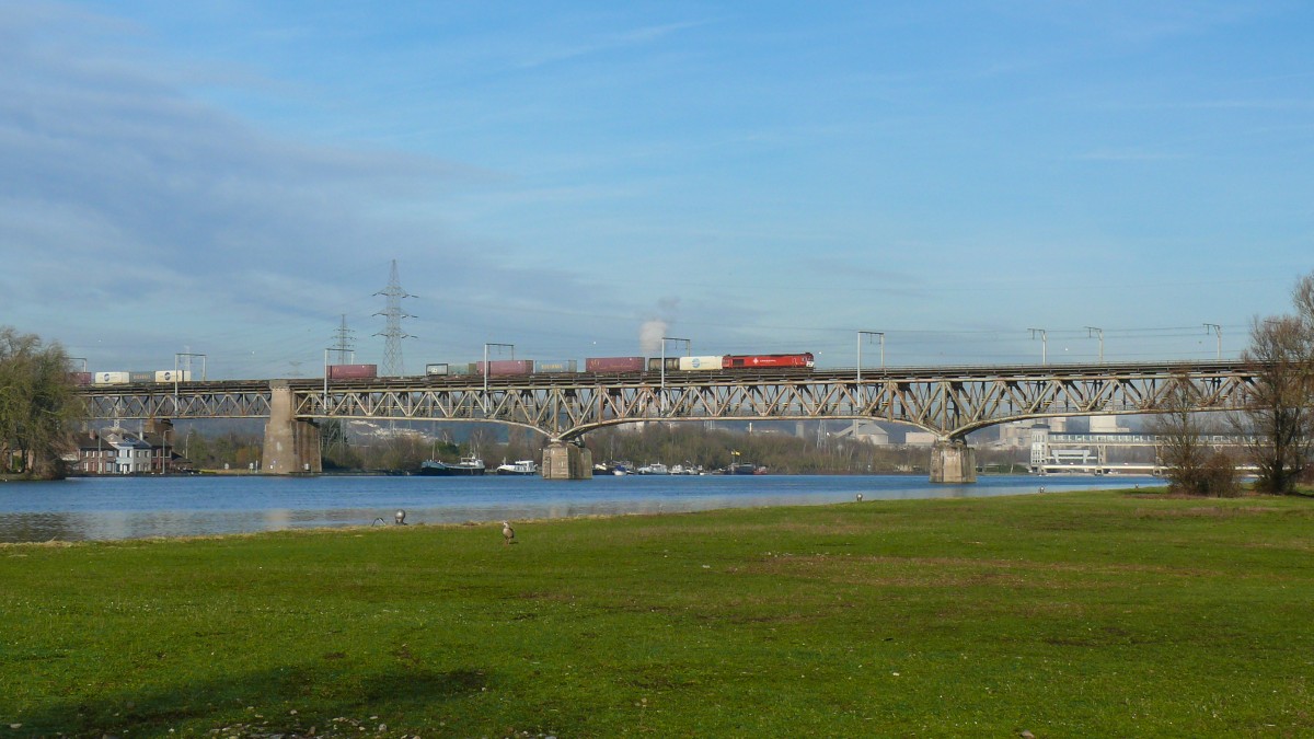 Vier Züge innerhalb einer Viertelstunde auf der Maasbrücke bei Visé. Zunächst rollte eine rote Class66 von Crossrail mit einem Containerzug über den Viadukt in Richtung Aachen-West. Aufnahme vom 22/01/2016 um 11.07 Uhr.