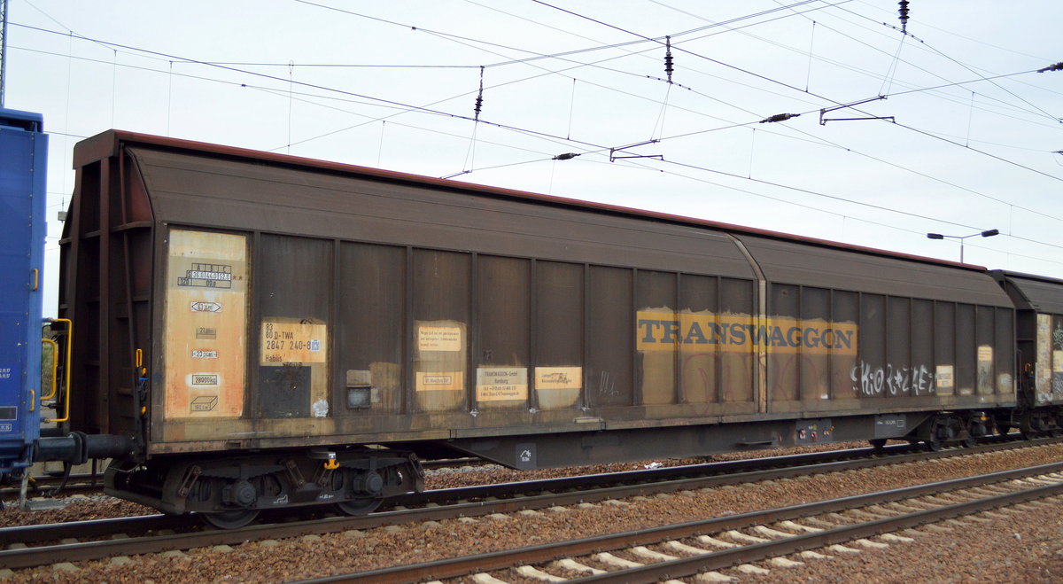 Vierachsiger, großräumiger Schiebewandwagen vom Einsteller TRANSWAGGON mit der Nr. 83 80 D-TWA 2847 240-8 Habiis 8 für VW im Einsatz am 06.03.19 Bf. Flughafen Berlin-Schönefeld.