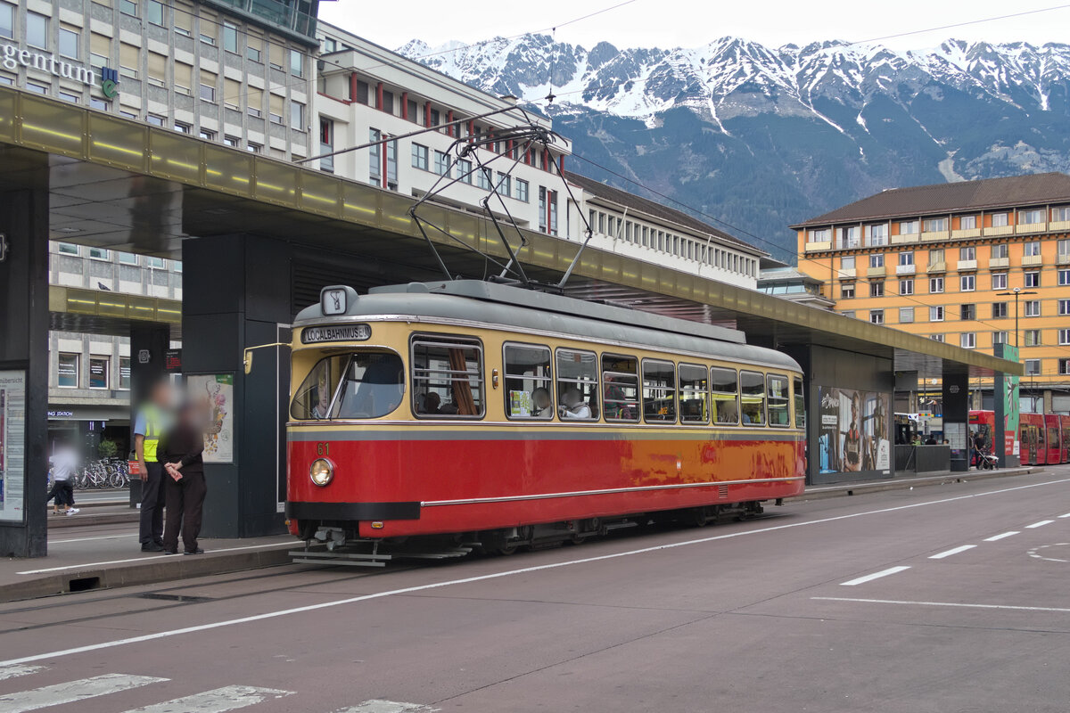 Vierachsiger Lohner/Lizenz Duewag-Triebwagen 61 der Tiroler Museumsbahnen an der Haltestelle Innsbruck Hauptbahnhof. Aufgenommen 5.5.2023.