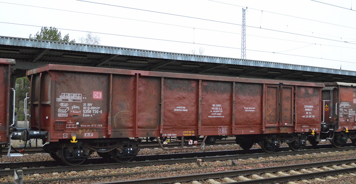 Vierachsiger, offener Güterwagen  der DB Cargo Polska S.A. mit der Nr. 31 RIV 80 D-DBSRP 5358 730-5 Eaos-x 051 am 08.01.20 Bf. Flughafen Berlin Schönefeld.