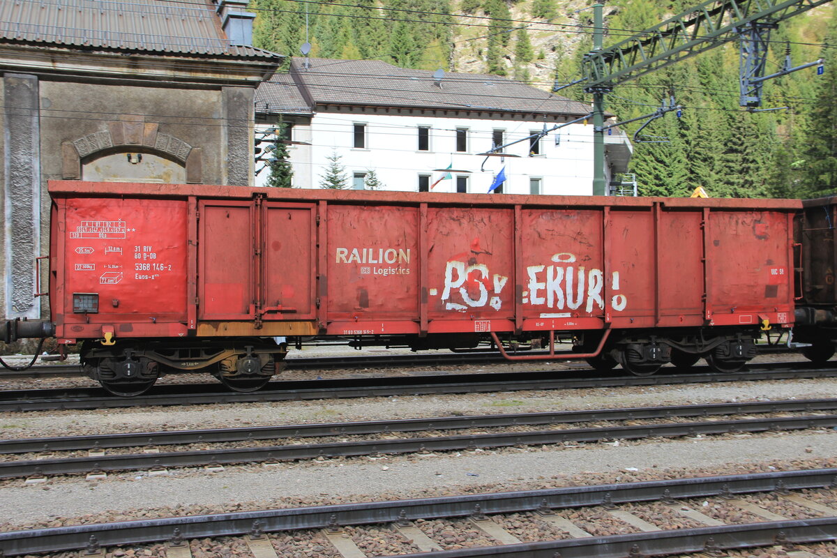 Vierachsiger, offener Güterwagen der DB Railion an einem Güterzug Richtung Italien am Bahnhof Brenner/Brennero. Aufgenommen am 22.09.2014