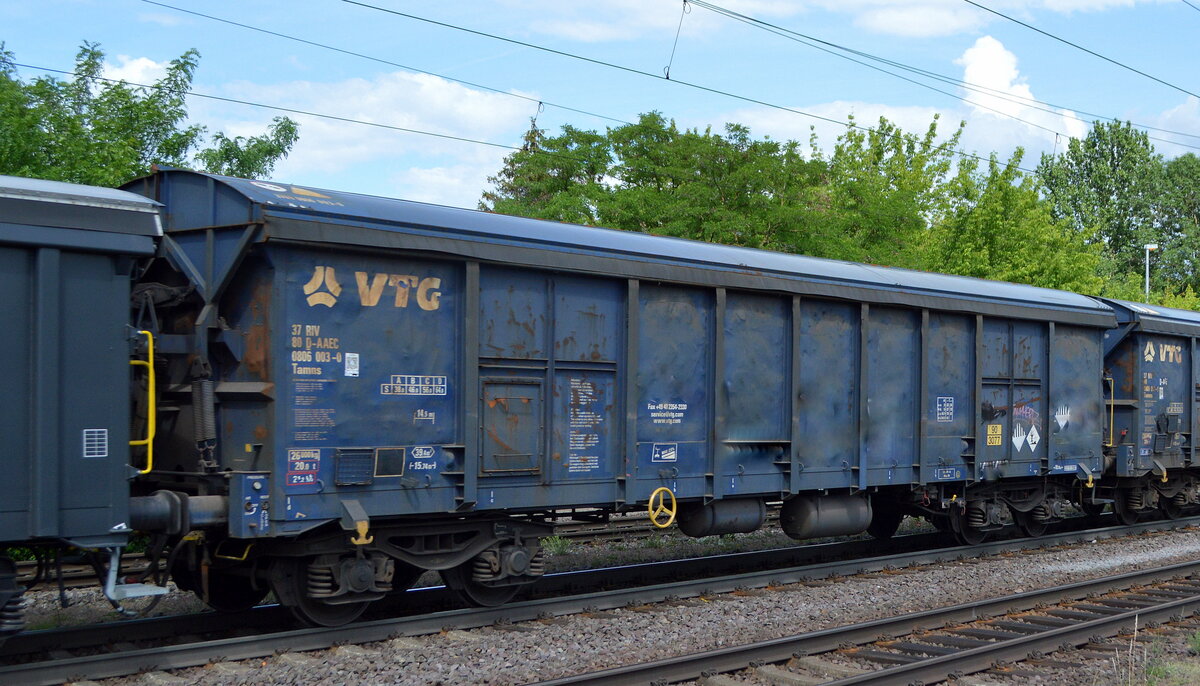 Vierachsiger offener Güterwagen mit öffnungsfähigem Dach, einst AAEC aktuell Einsteller VTG noch mit alter Nr. 37 RIV 80 D-AAEC 0806 003-0 Tamns in einem gemischten Güterzug am 08.06.22 Höhe Bf. Niederndodeleben (Nähe Magdeburg).