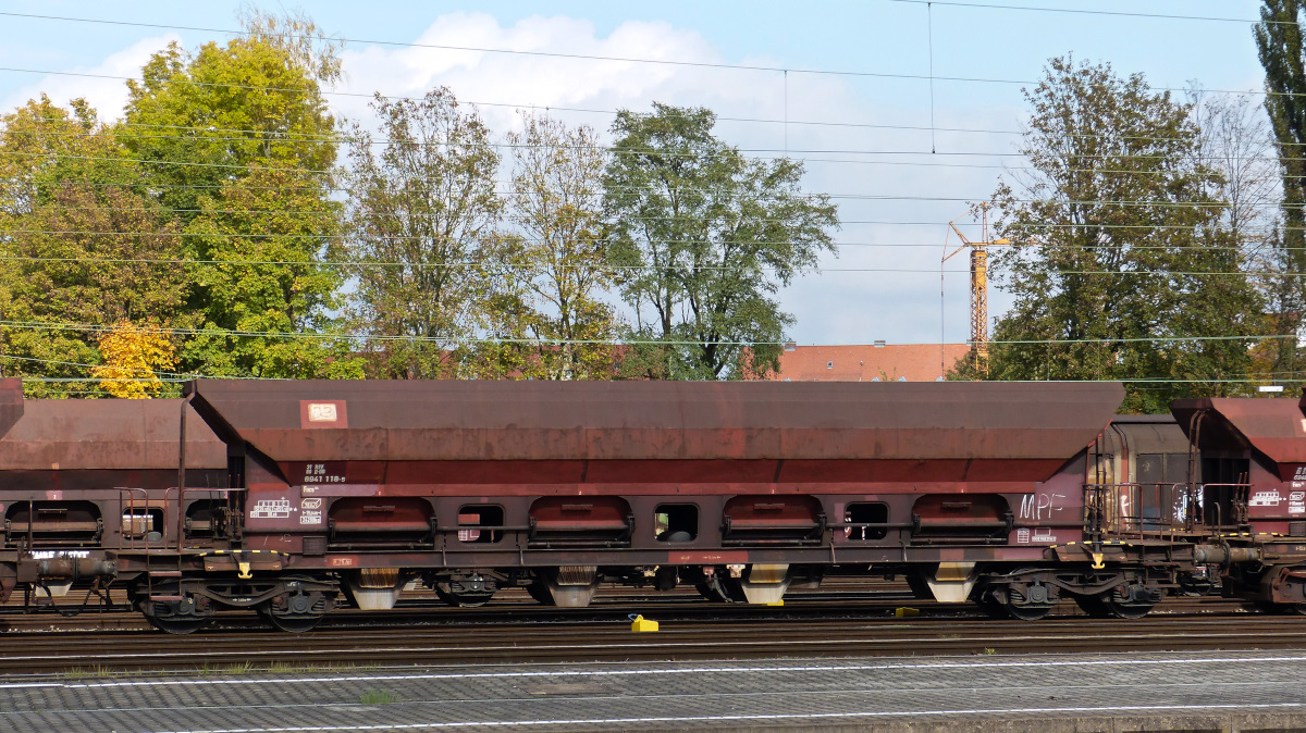 Vierachsiger Schüttgutwagen im Bahnhof Plattling 17.10.2015