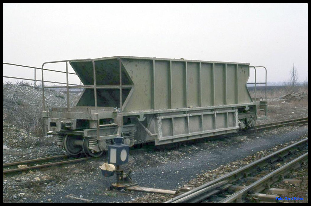 Vierachsiger Transportwagen für 600 mm Spur der Sodawerke Staßfurt am 21.3.1992.