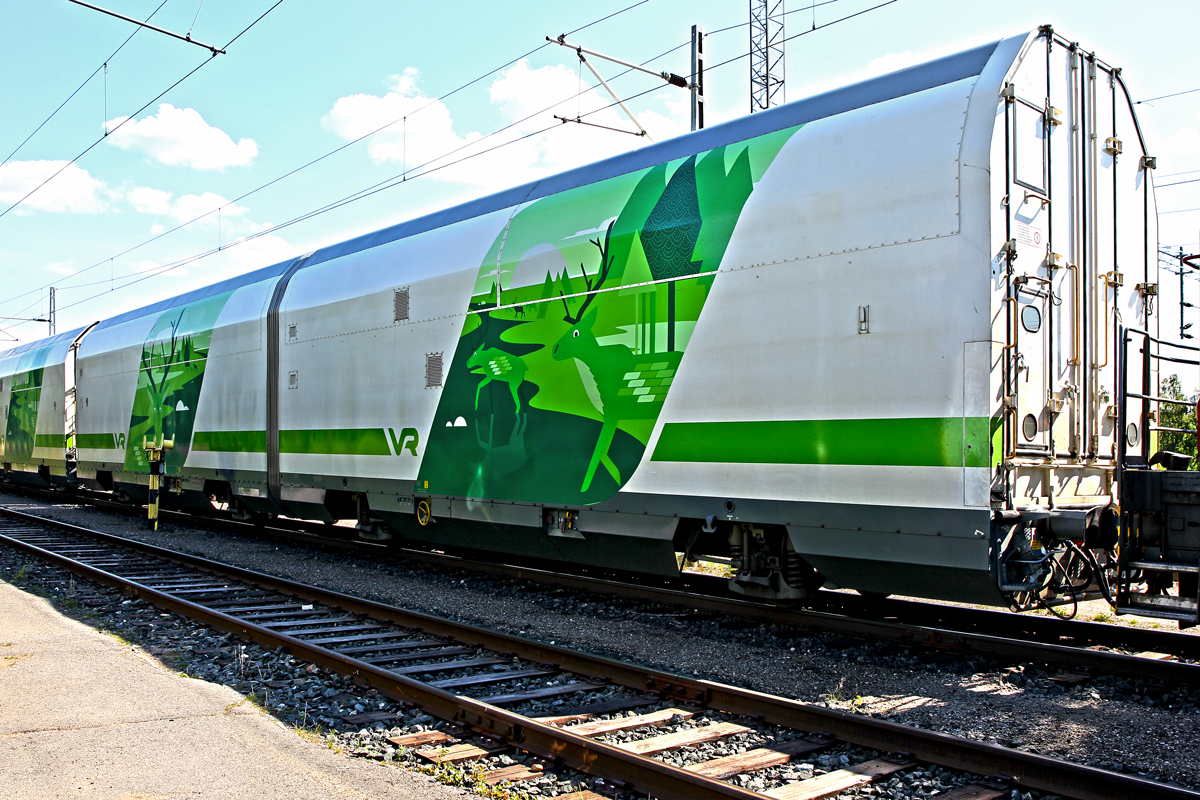 Vierachsiger,doppelstöckiger Gelenkautoverladewaggon der VR Yhtymä Oy,Typ Gd am Bahnhof Rovaniemi.Bild 21 .7.2014