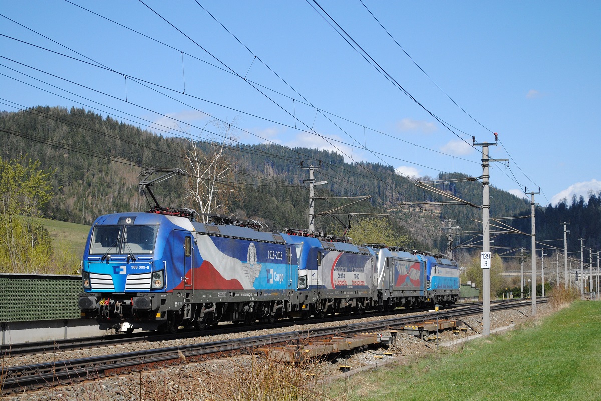 Vierfach Lokzug mit der CD 383 009-8 an der Spitze bei km 139,3 kurz vor Kindberg. (23.04.2021)