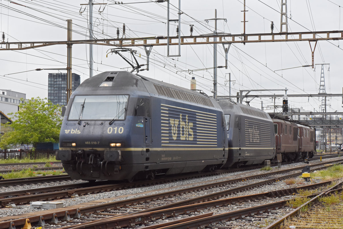Vierfach Traktion, mit den BLS Loks 465 010-7, 465 015-6 , 425 179 und 425 172, wird nach einem Rangiermanöver in der Abstellanlage beim Bahnhof Pratteln abgestellt. Die Aufnahme stammt vom 11.05.2020.