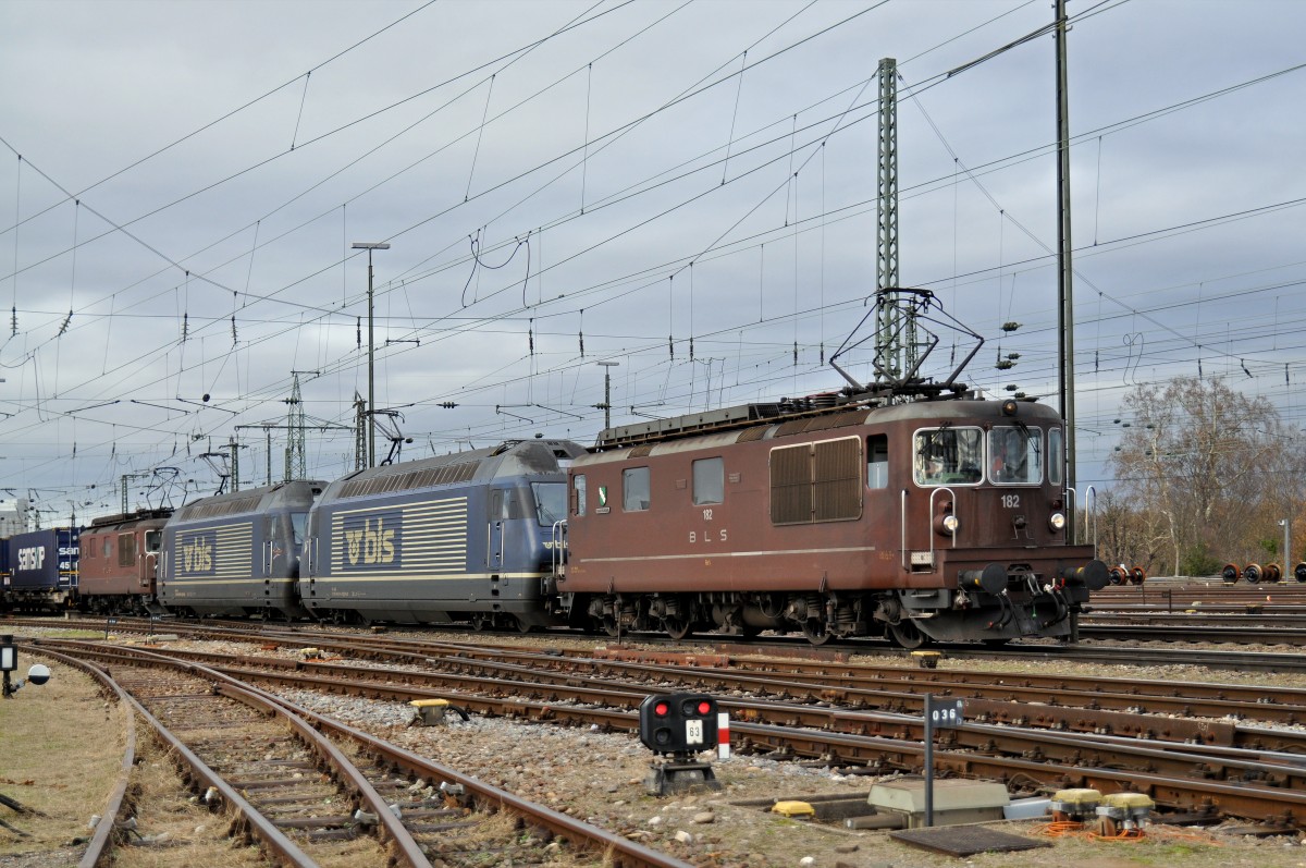 Vierfach Traktion mit den BLS Loks 182, 465 014-9, 465 002-4 und 174 durchfahren den Badischen Bahnhof. Die Aufnahme stammt vom 01.12.2015.