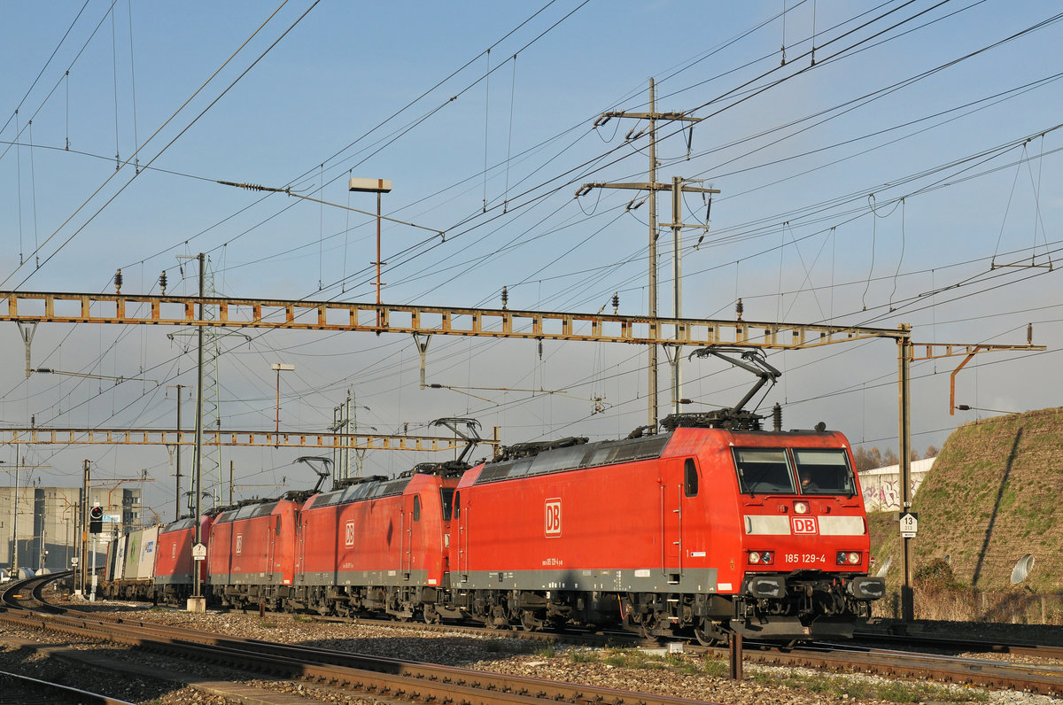 Vierfach Traktion, mit den DB Loks 185 129-4, 185 097-3, 185 095-7 und 185 137-7, durchfahren den Bahnhof Pratteln. Die Aufnahme stammt vom 07.12.2016.