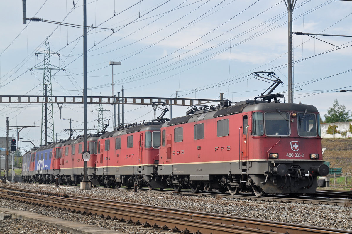 Vierfach Traktion, mit den Loks 420 335-2, 11258, 11322, 620 069-5 und der kalten 420 347-7, durchfahren den Bahnhof Pratteln. Die Aufnahme stammt vom 28.09.2017.