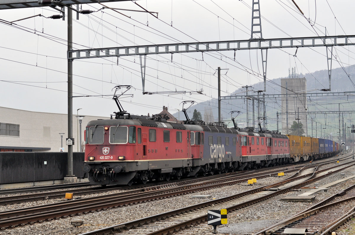 Vierfach Traktion, mit den Loks 420 327-9 620 074-5, 11349 und 11664, durchfahren den Bahnhof Sissach. Die Aufnahme stammt vom 19.02.2018.