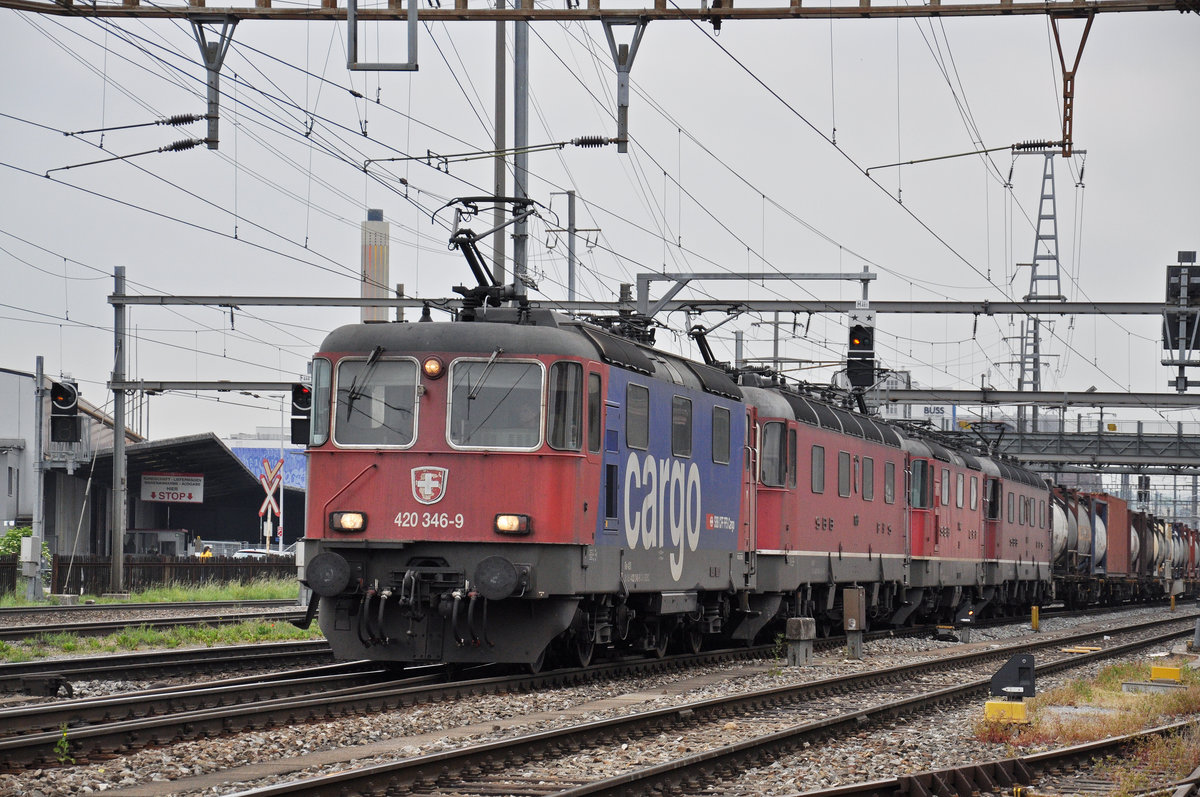 Vierfach Traktion, mit den Loks 420 346-9, 11679, 420 342-8 und 11670, durchfahren den Bahnhof Pratteln. Die Aufnahme stammt vom 04.05.2018.