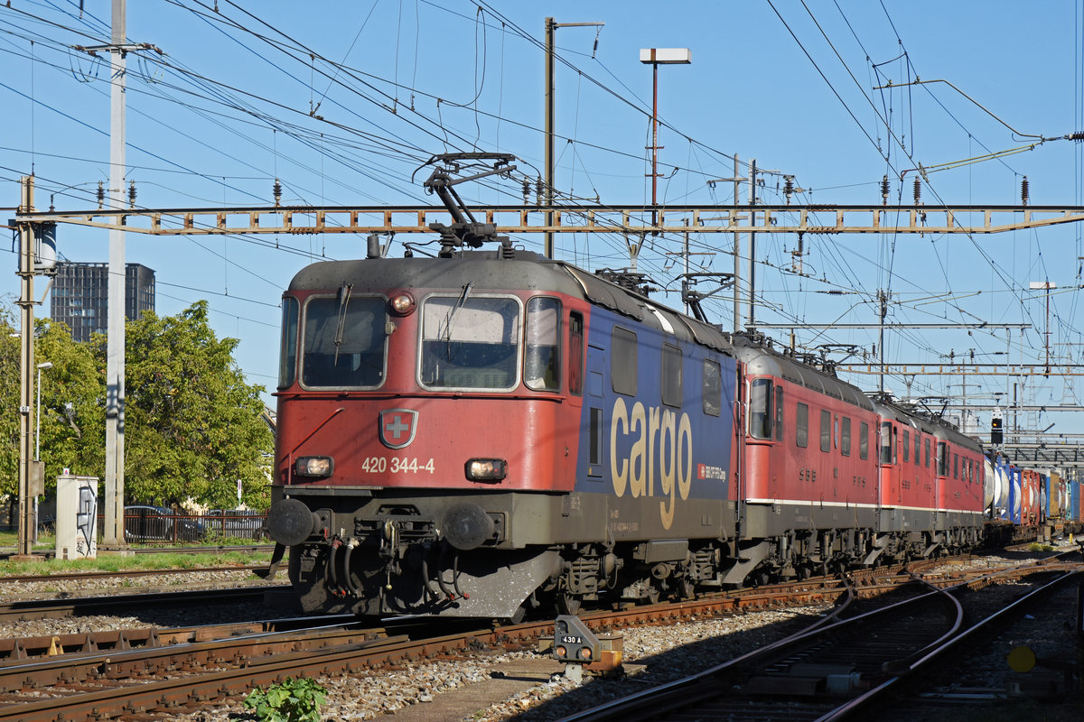 Vierfach Traktion, mit den Loks 420 344-4, 11672, 11341 und 11667, durchfährt den Bahnhof Pratteln. Die Aufnahme stammt vom 05.10.2018.