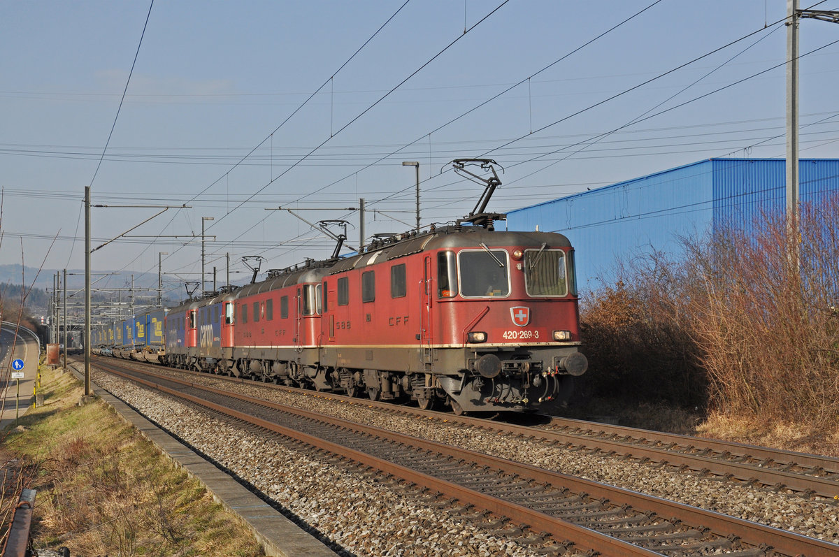 Vierfach Traktion, mit den Loks 420 269-3, 620 066-1, 420 276-8 und 620 065-3, fährt Richtung Bahnhof Itingen. Die Aufnahme stammt vom 25.01.2020.