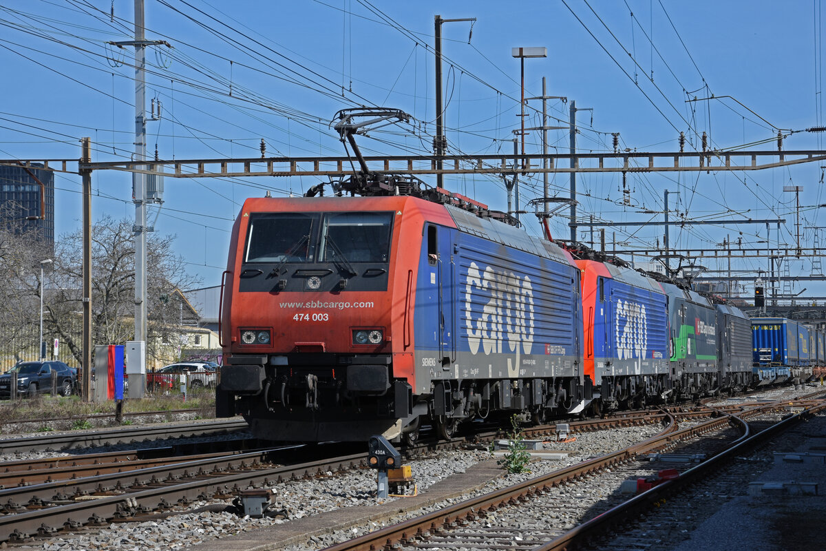 Vierfach Traktion, mit den Loks 474 003-1, 474 015-5, 193 256-5 und 189 106-8 durchfährt den Bahnhof Pratteln. Die Aufnahme stammt vom 19.03.2021.