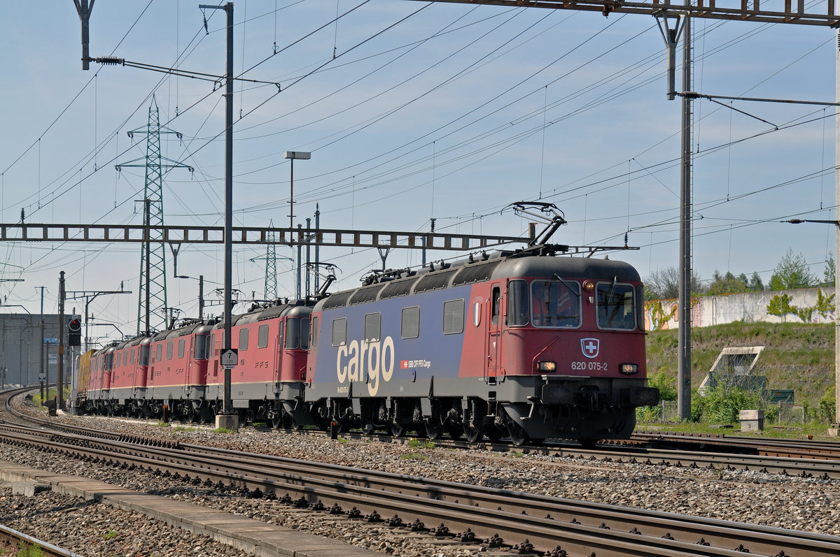 Vierfach Traktion, mit den Loks 620 075-2, 11334, 11322, 11341 und der  kalten 11328, durchfahren den Bahnhof Pratteln. Die Aufnahme stammt vom 24.04.2017.