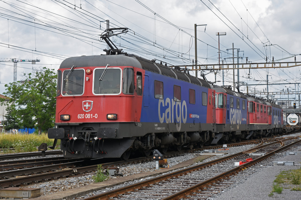 Vierfach Traktion, mit den Loks 620 081-0, 420 247-9, 420 339-4 und 620 062-0, durchfährt den Bahnhof Pratteln. Die Aufnahme stammt vom 15.07.2019.