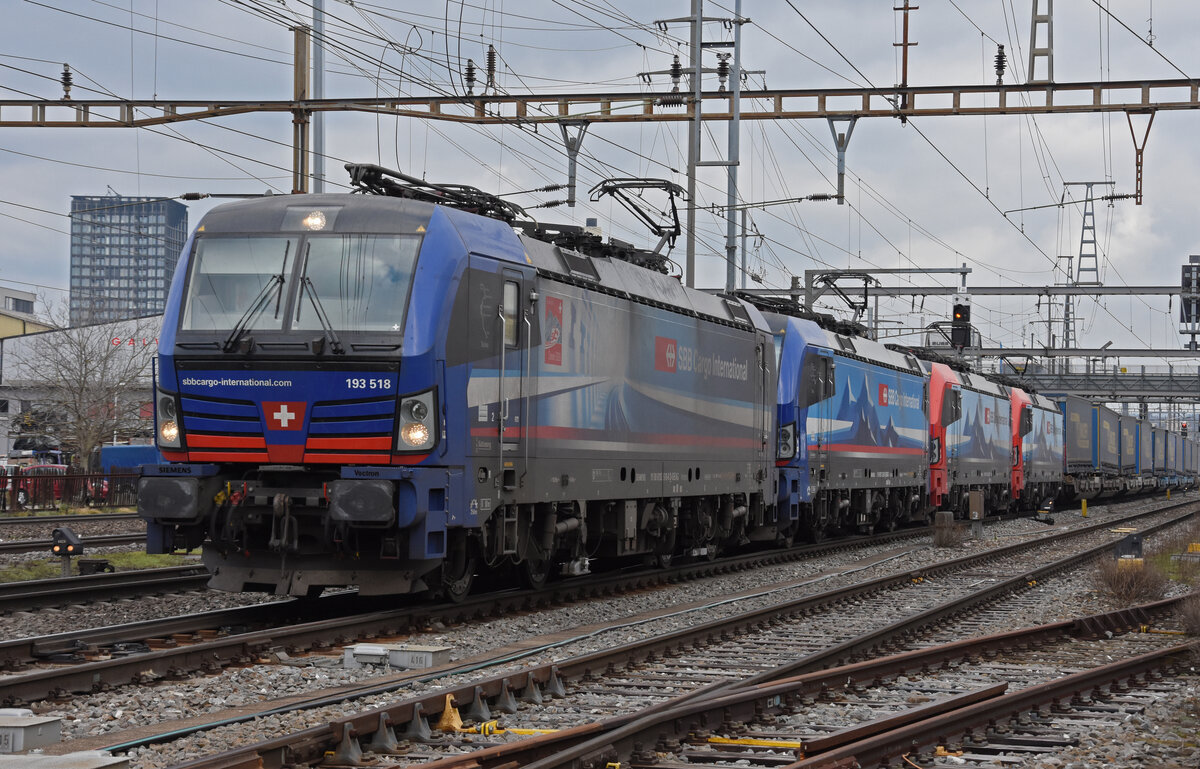 Vierfach Traktion, mit den Siemens Vectron 193 518-8, 193 522-0, 193 465-2 und 193 467-8 durchfährt am 06.02.2023 den Bahnhof Pratteln.