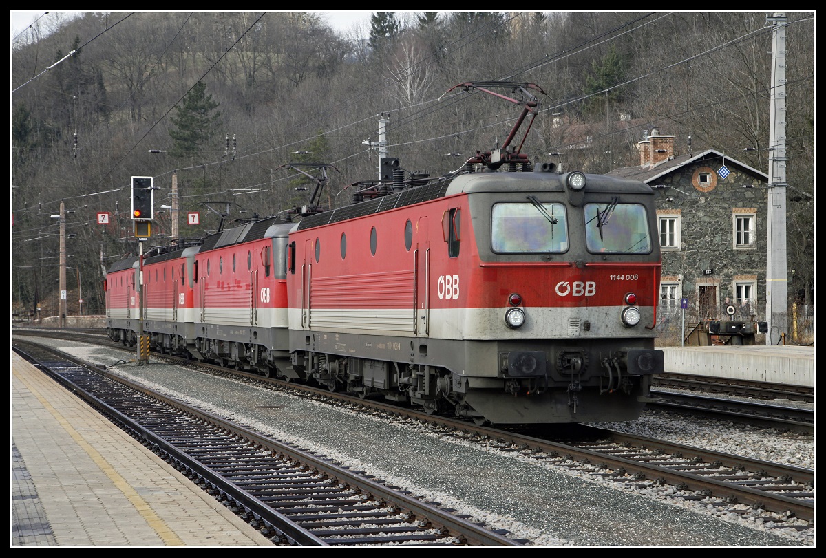 Vierfachlokzug mit der 1144 008 an der Spitze fährt am 16.01.2020 durch den Bahnhof Payerbach - Reicheau.