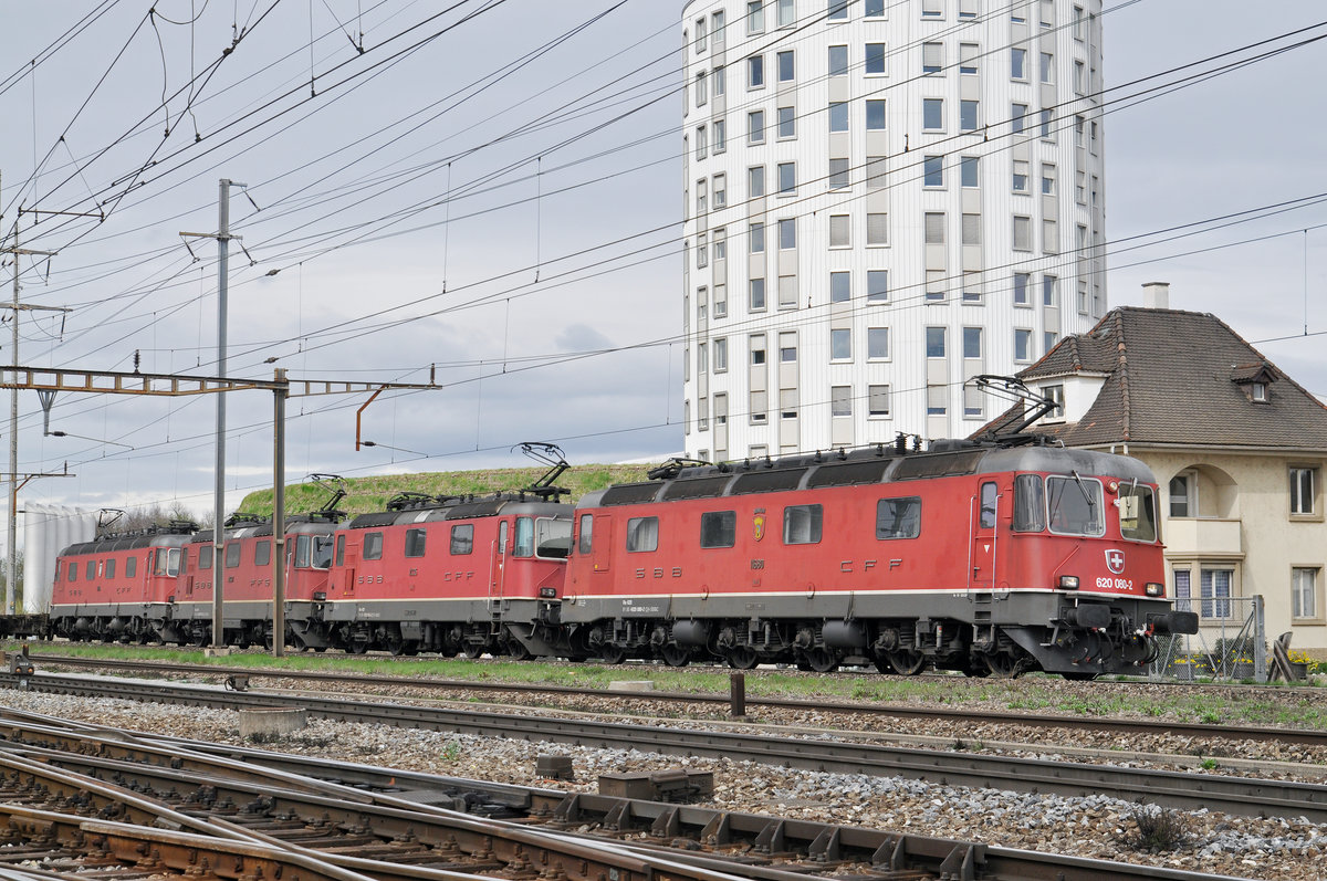 Vierfachtraktion, mit den Loks 620 080-2, 11335, 11337 und 11676, durchfahren den Bahnhof Pratteln. Die Aufnahme stammt vom 21.03.2017.