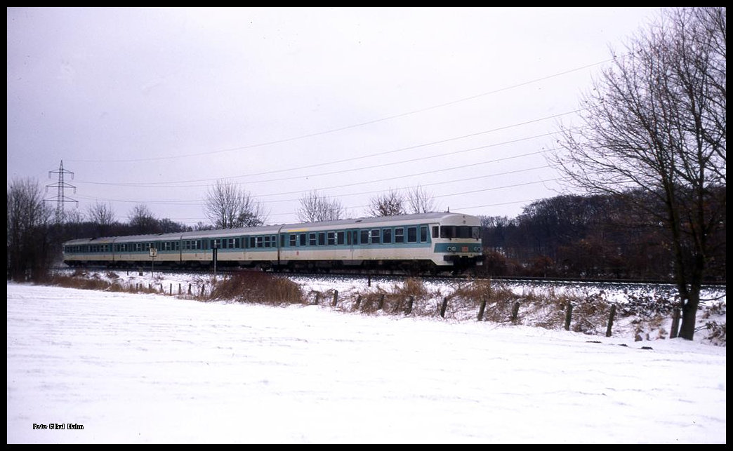 Vierteilig war der Osnabrücker 624678 am 21.2.1996 um 15.45 Uhr bei Lotte - Halen in Richtung Oldenburg im Einsatz.