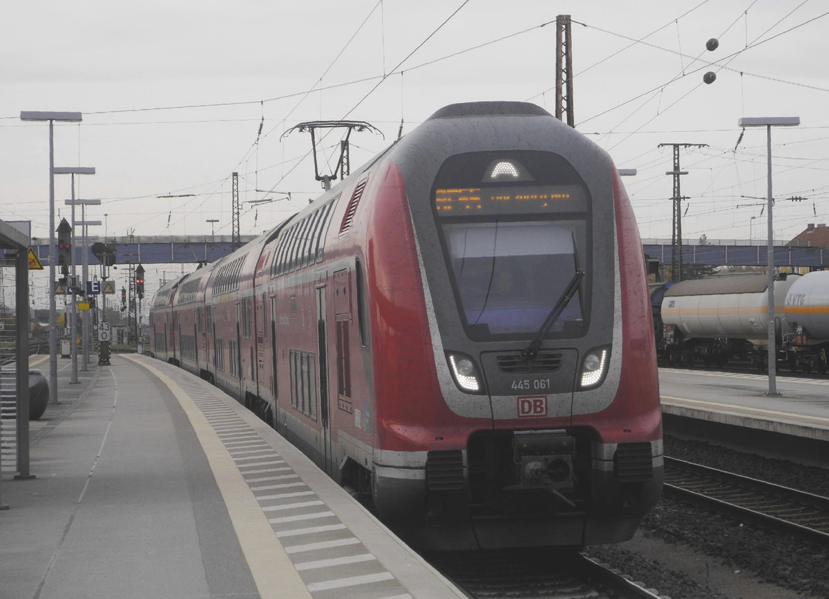 Vierteiliger Twindexx-Vario mit 445 051 und 057 als RE 55 Frankfurt - Würzburg bei der Einfahrt in Aschaffenburg Hbf am 6.11.18. Hätte sich das Wetter an die Vorhersage gehalten, hätte es ein tolles Foto werden können.