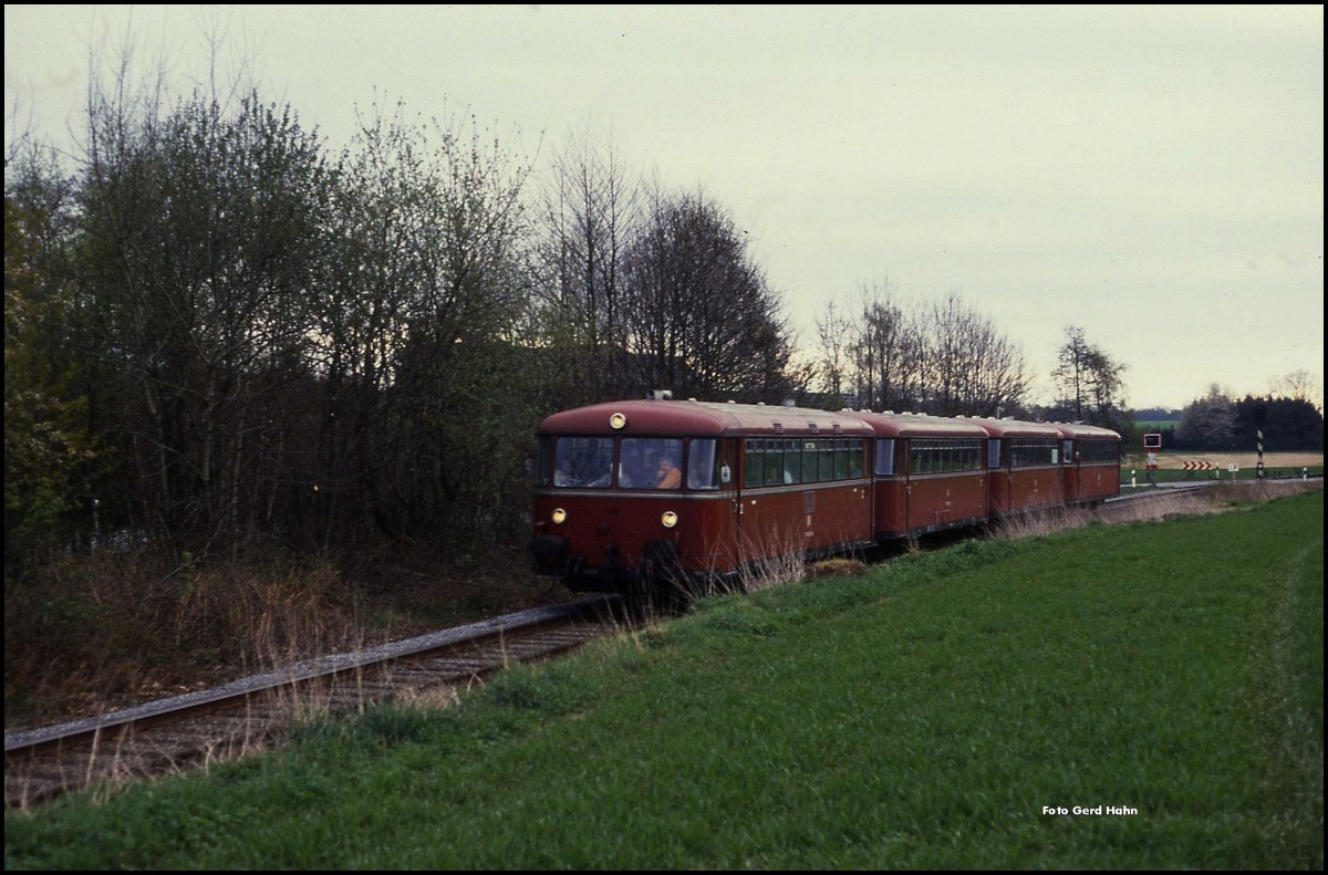 Vierteiliger Uerdinger Schienenbus,vorn 796901 der Eisenbahnfreunde Seelze, befuhr am 8.4.1990 unter anderem die Tecklenburger Nordbahn hier bei Mettingen.