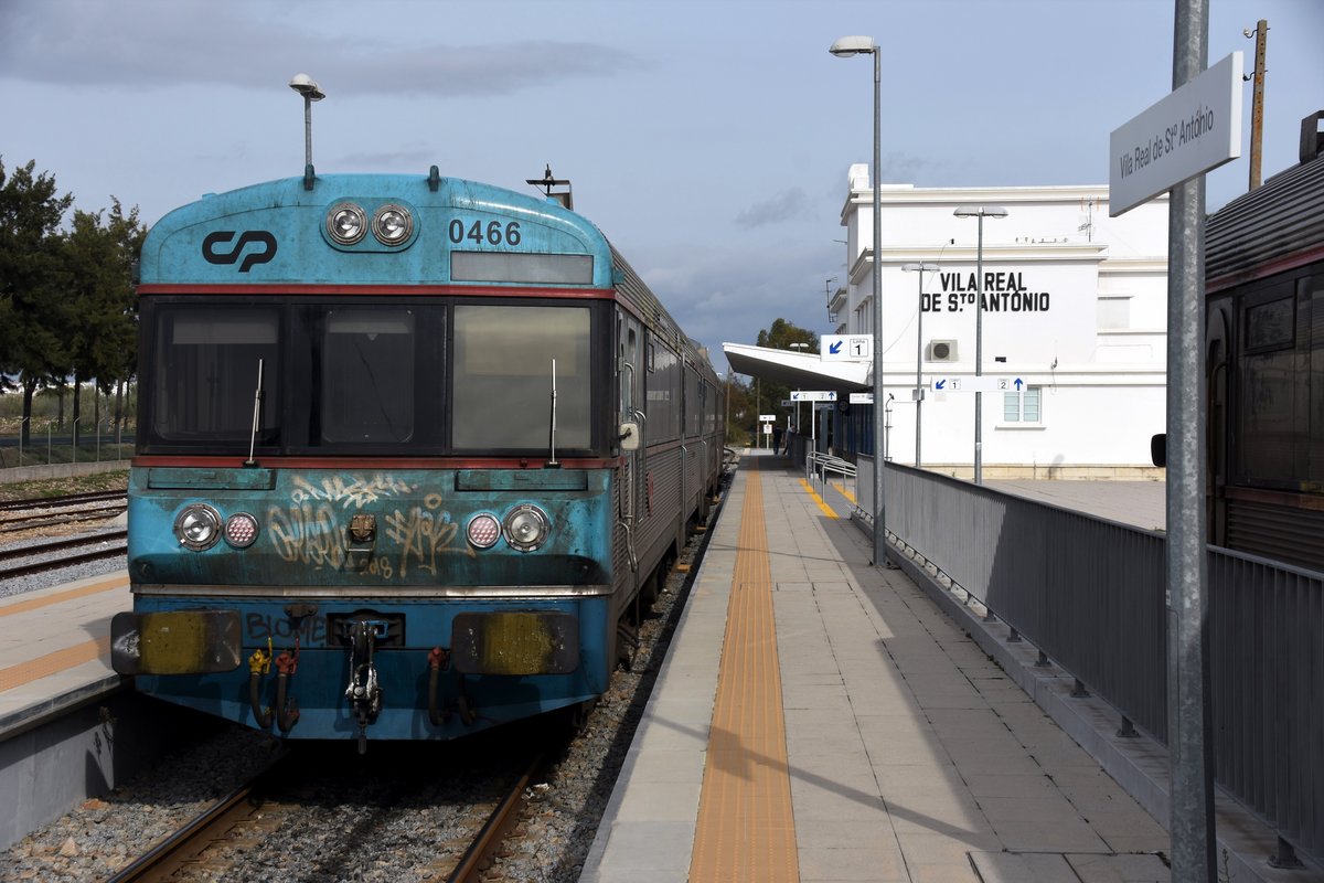 VILA REAL DE SANTO ANTÓNIO (Distrikt Faro), 12.02.2020, Zug Nr. 0466 als Regionalzug im Zielbahnhof eingetroffen