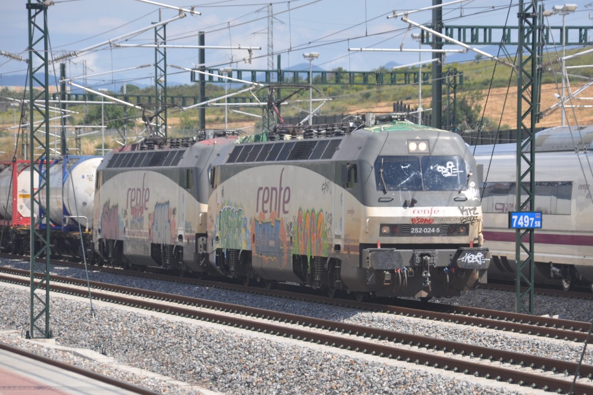 VILAFANT (Katalonien/Provinz de Girona), 14.06.2015, 252-024-5 und eine weitere Lok der Baureihe 252 vor einem Güterzug durch den AVE-Bahnhof Figueres-Vilafant