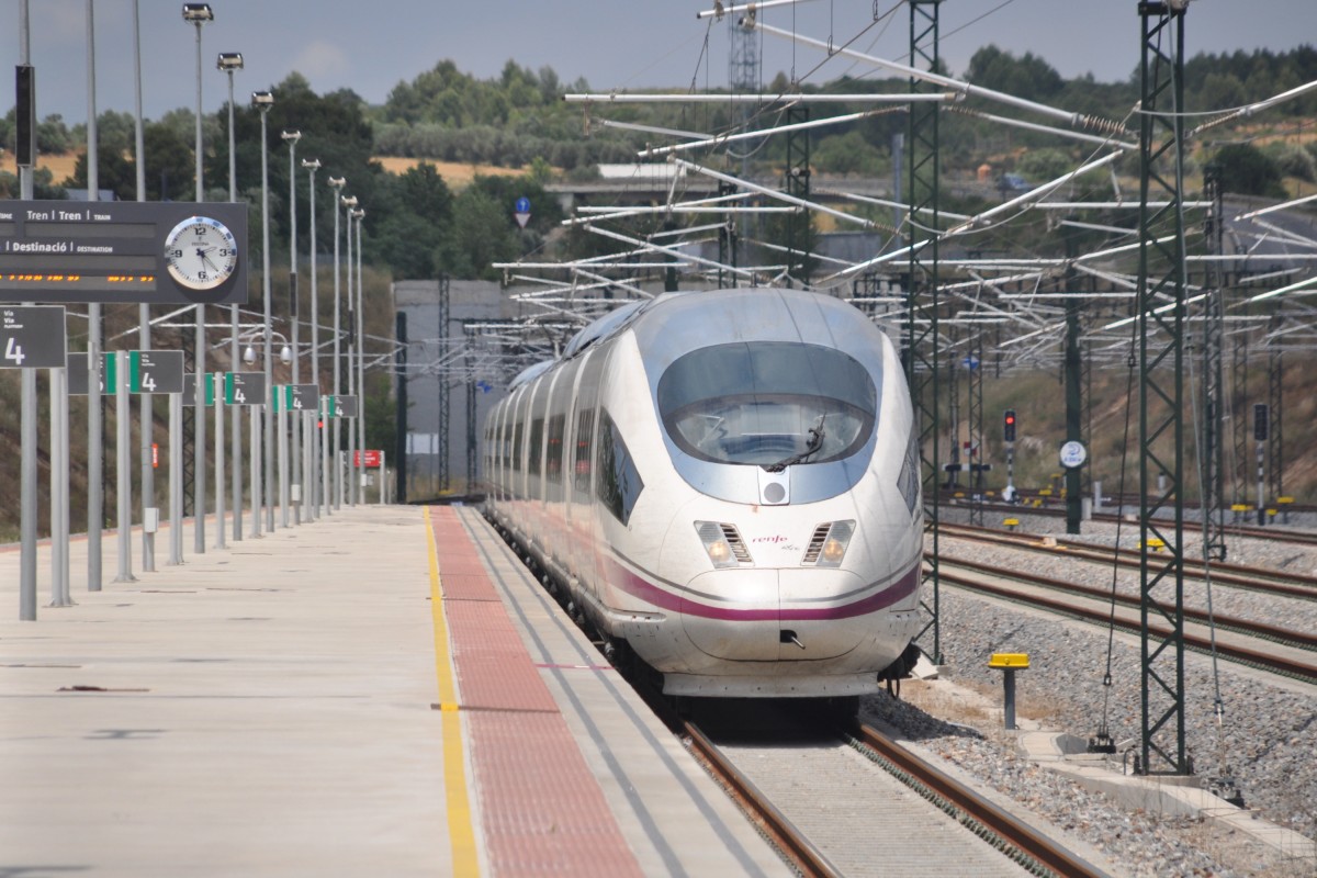 VILAFANT (Provincia de Girona), 14.06.2015, abgestellter AVE 103 im Bahnhof Figueres-Vilafant