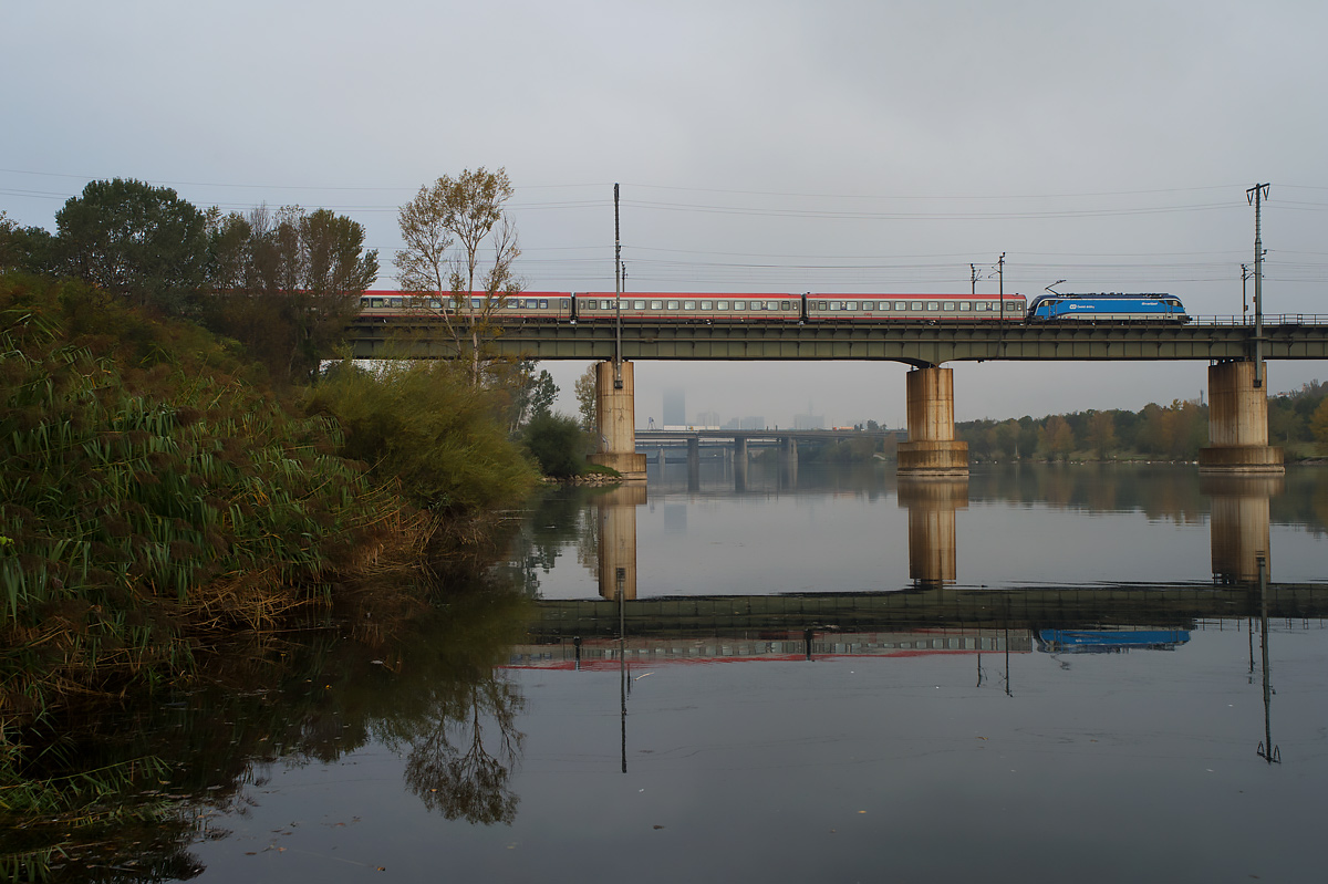  Vindobona  mit CD-RJ 1216 auf der Stadlauer Ostbahnbrücke, 10.10.2014