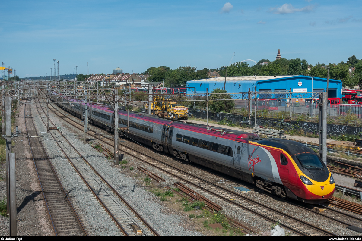 Virgin Trains Pendolino von Manchester Piccadilly nach London Euston am 13. August 2017 bei Willesden Junction.