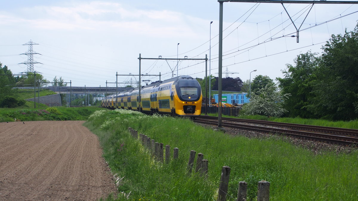 VIRM als intercity Maastricht-Alkmaar bei Meerssen-Weert am 18.Mai 2016