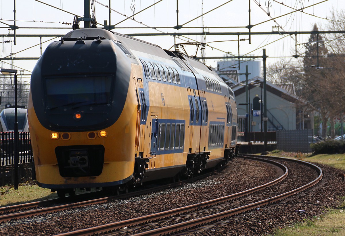 VIRM Doppelsockt verlässt am 14.04.2015 mit dem IC 858 (Maastricht - Schagen) den Bahnhof Roermond.