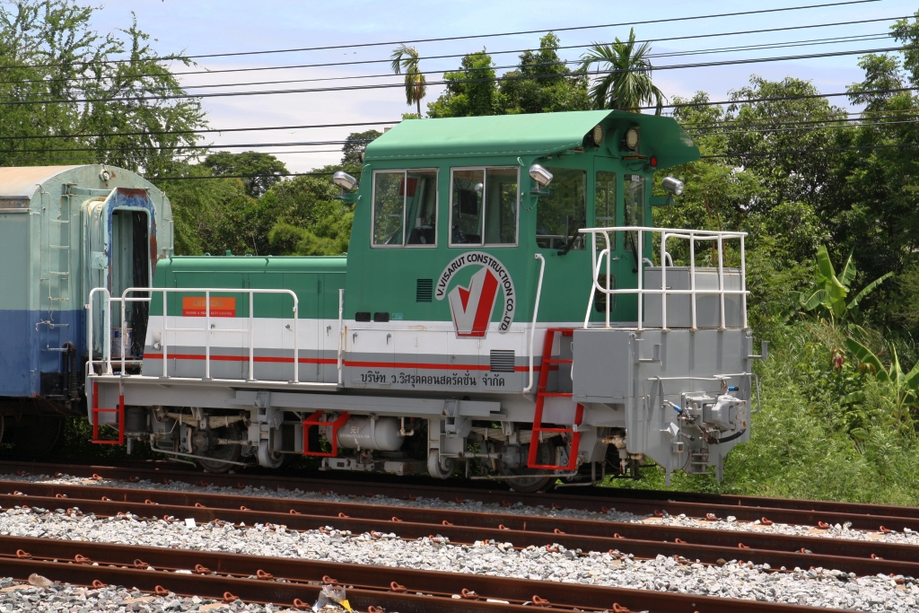 Visarut Construction Co. 6002 (Fuji Heavy Industries, Type TMC400A, Fabr.Nr.39, Baujahr 03/1997) am 03.Mai 2022 in der Chachoengsao Junction. Die Loks 6001 und 6002 wurden für Gleisbauarbeiten von der Fa. Visarut gebraucht aus Japan importiert und besitzen eine beschränkt Zulassung der SRT.