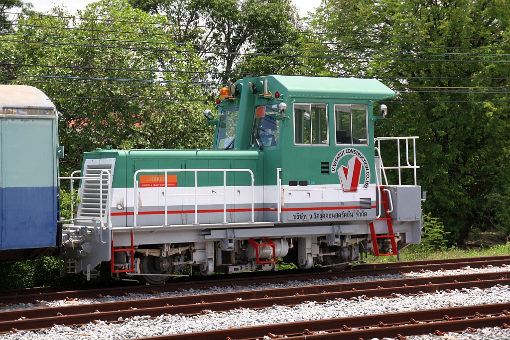 Visarut Construction Co. 6002 (Fuji Heavy Industries, Type TMC400A, Fabr.Nr.39, Baujahr 03/1997) am 03.Mai 2022 in der Chachoengsao Junction. Die Loks 6001 und 6002 wurden für Gleisbauarbeiten von der Fa. Visarut gebraucht aus Japan importiert und besitzen eine beschränkt Zulassung der SRT.
