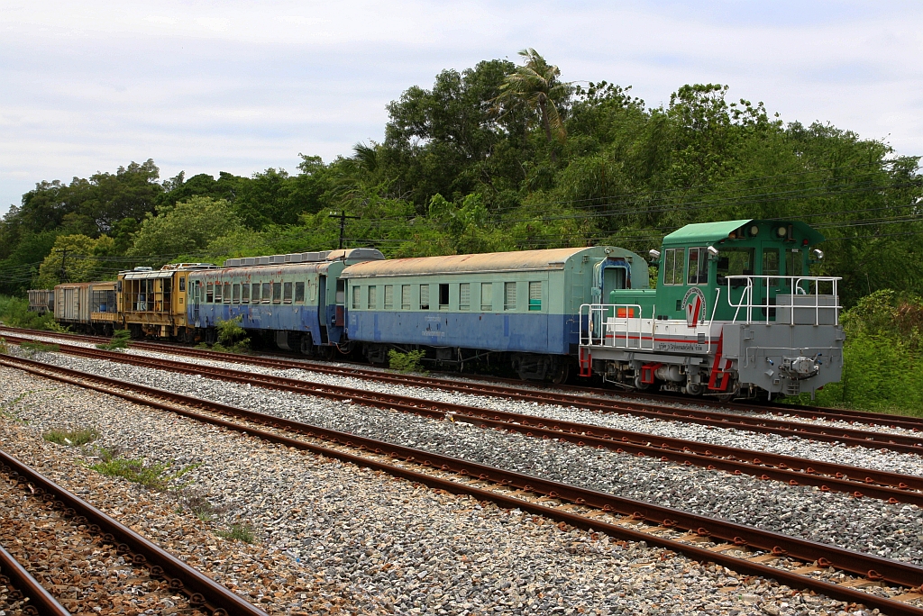 Visarut Construction Co. 6002 (Fuji Heavy Industries, Type TMC400A, Fabr.Nr.39, Baujahr 03/1997) am 03.Mai 2022 in der Chachoengsao Junction. Die Loks 6001 und 6002 wurden für Gleisbauarbeiten von der Fa. Visarut gebraucht aus Japan importiert und besitzen eine beschränkt Zulassung der SRT.