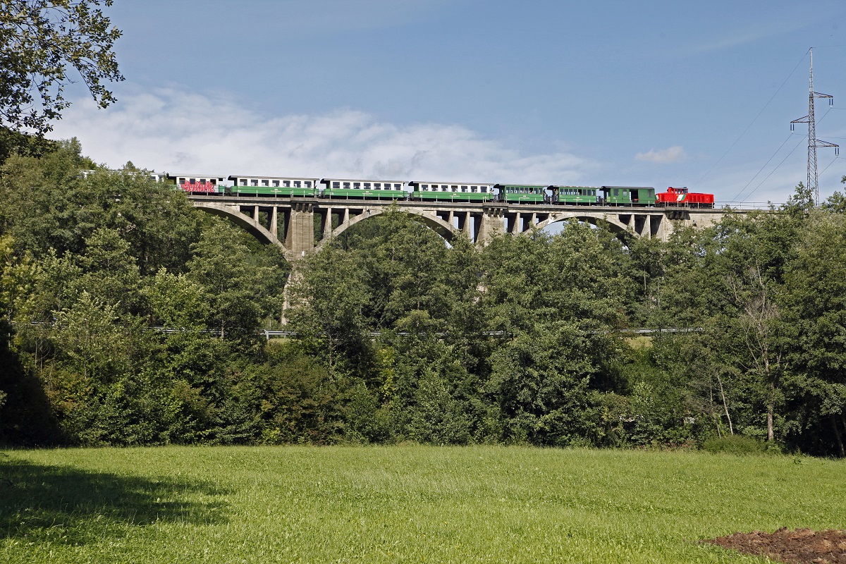 VL12 fährt am 13.09.2017 über den Grub-Viadukt.