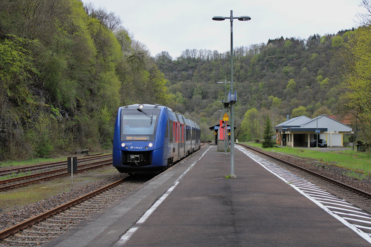 vlexx 622 411 durchfährt den Bahnhof Heimbach(Nahe) zur Fahrt als RB34 nach Baumholder. (29.04.2023)