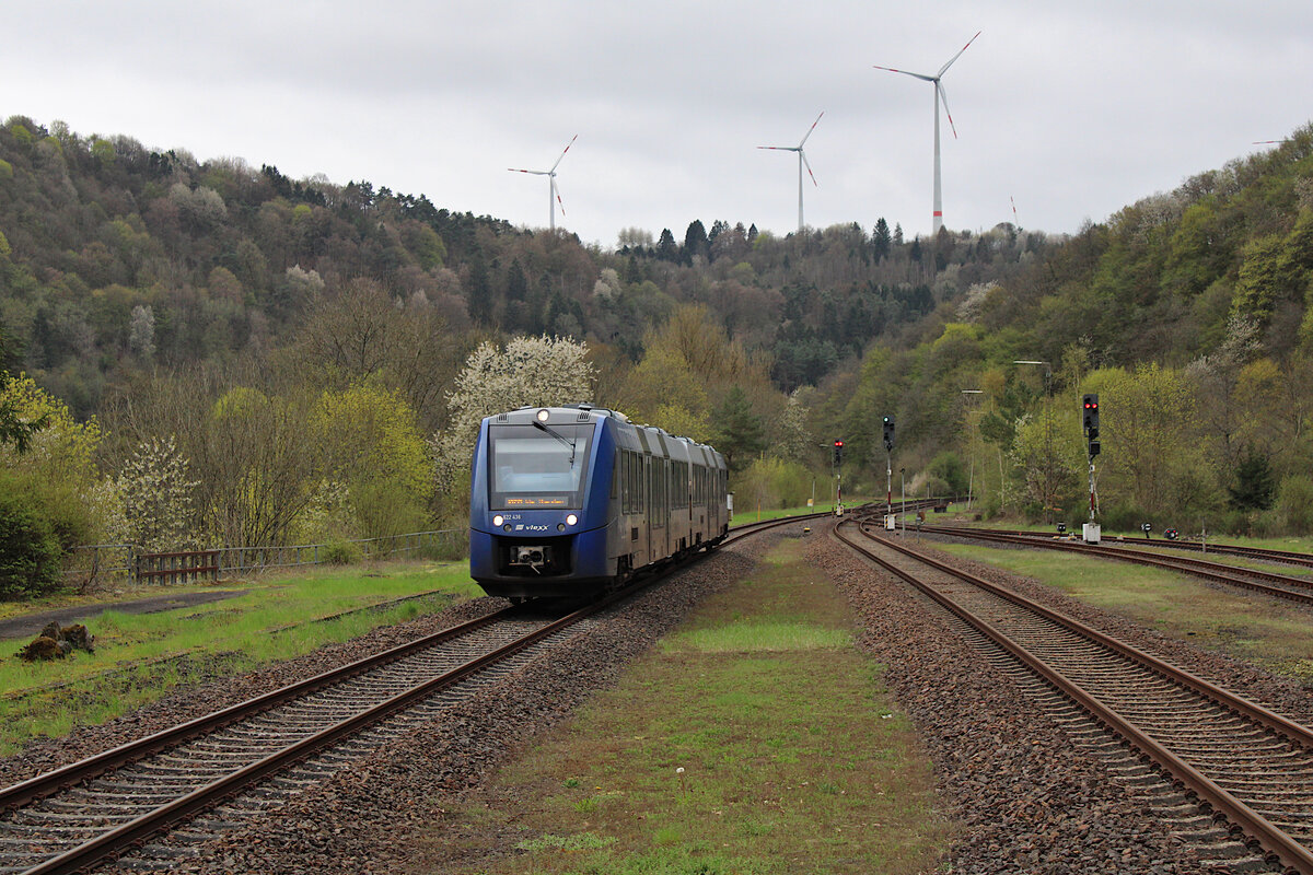 vlexx 622 436 kommt als RB34 aus Baumholder und zweigt hier in Heimbach(Nahe) auf die Hauptbahn in Richtung Idar-Oberstein ein. (29.04.2023)