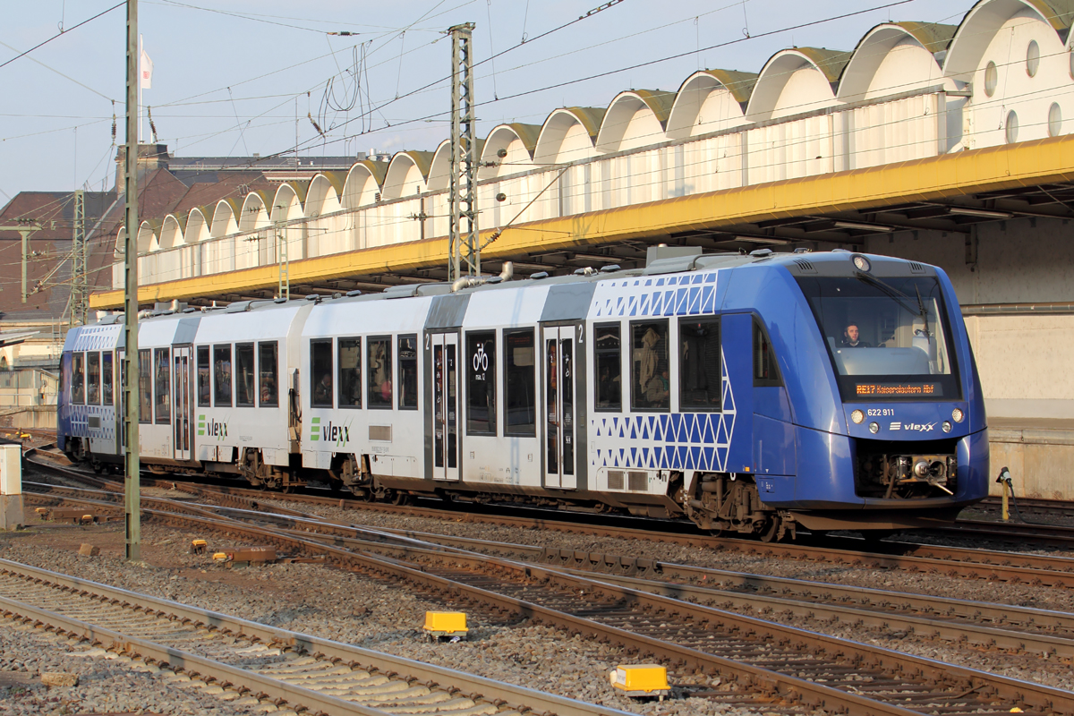 Vlexx 622 911 als RE 17 nach Kaiserslautern bei der Ausfahrt in Koblenz Hbf. 20.2.2018