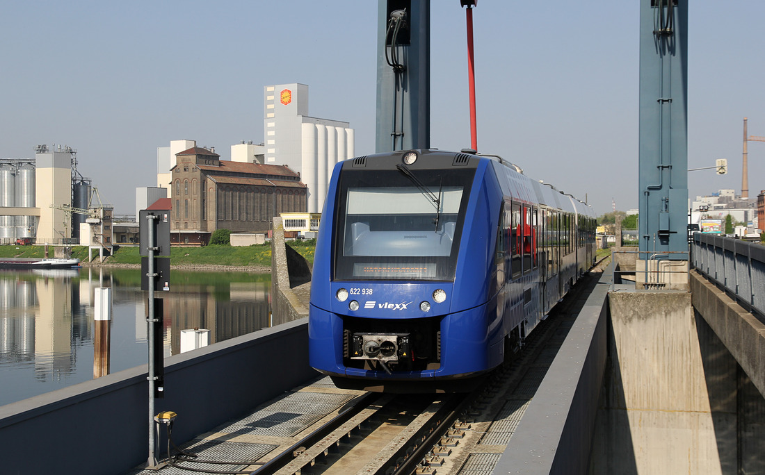 Vlexx 622 938 // Mannheim-Lutzenberg // 21. April 2018 Hafenrundfahrt der Historische Eisenbahn Mannheim e.V. 
Der Sonderzug befährt zum Aufnahemezeitpunkt den Bahnteil der Diffenébrücke.