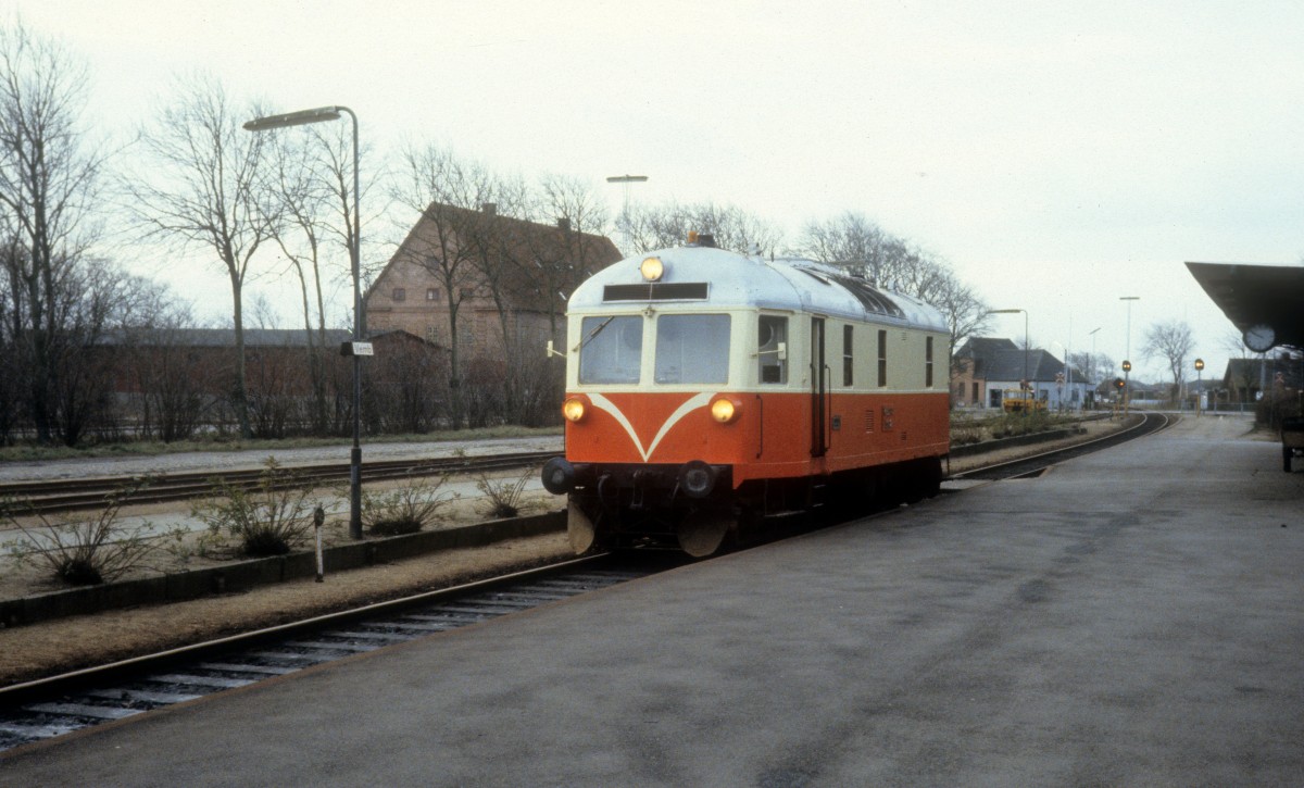 VLTJ (Vemb-Lemvig-Thyborøn-Jernbane): Diesellok ML 12 (Frichs, Aarhus 1952) Bahnhof Vemb am 21. November 1981.