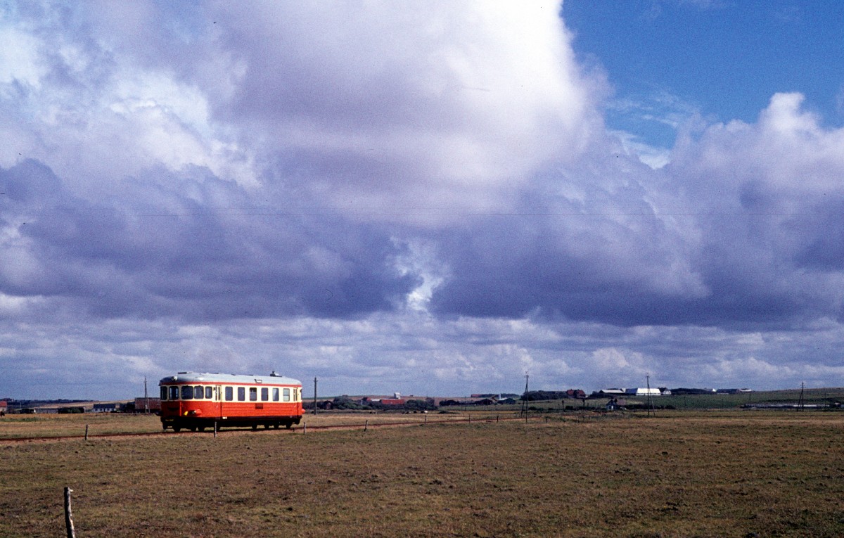 VLTJ, Vemb-Lemvig-Thyborøn-Jernbane: Ein Schienenbus (YMB) ist am 27. August 1974 unterwegs in der Nähe von Vejlby.