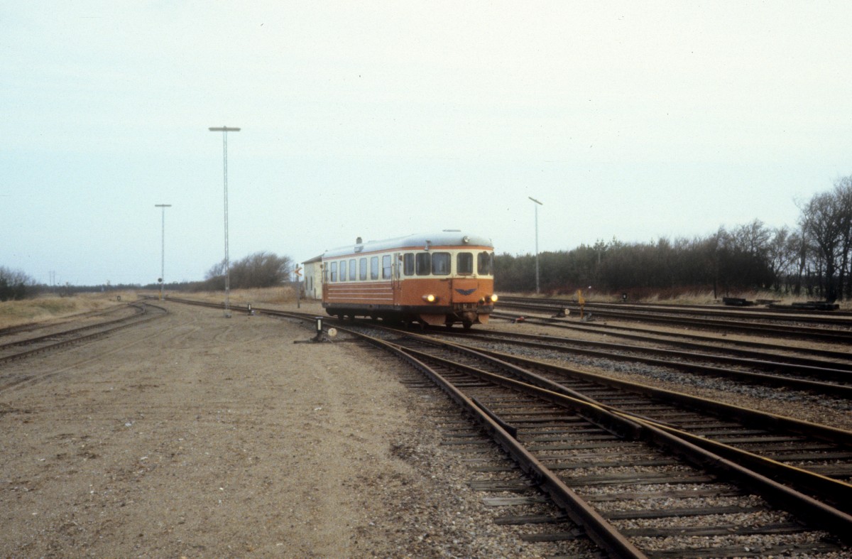 VLTJ (Vemb-Lemvig-Thyborøn-Jernbane): Ein Schienenbustriebwagen (YMB) erreicht am 21. November 1981 den Bahnhof Vemb.