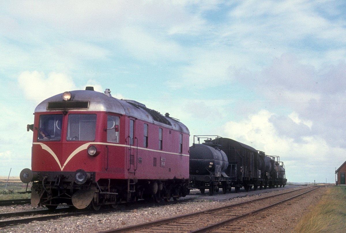 VLTJ (Vemb-Lemvig-Thyborøn-Jernbane, Lemvigbanen): Diesellok M12 (Frichs 1952) holt am 27. August 1974 einige Güterwagen in Rønland ab.